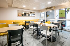 Petit déjeuner buffet servi tous les jours en supplément