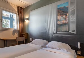 Hochwertige Bettwaren, Schreibtisch, schallisolierte Zimmer