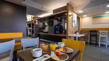 Café da manhã com buffet todos os dias mediante uma taxa