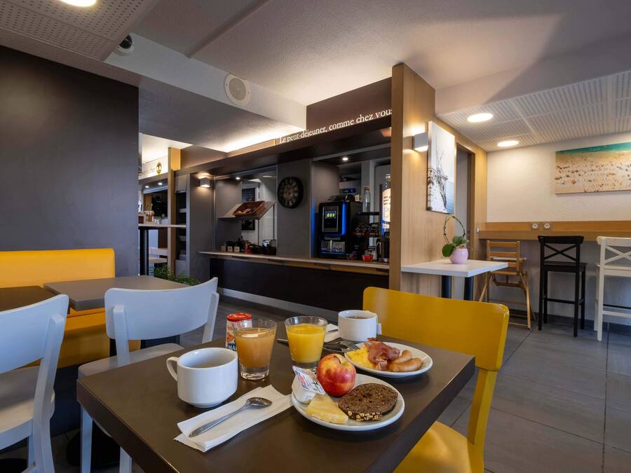 Daily buffet breakfast for a fee