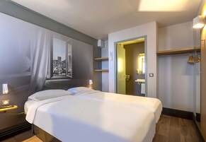 办公桌、隔音、免费 WiFi、床单