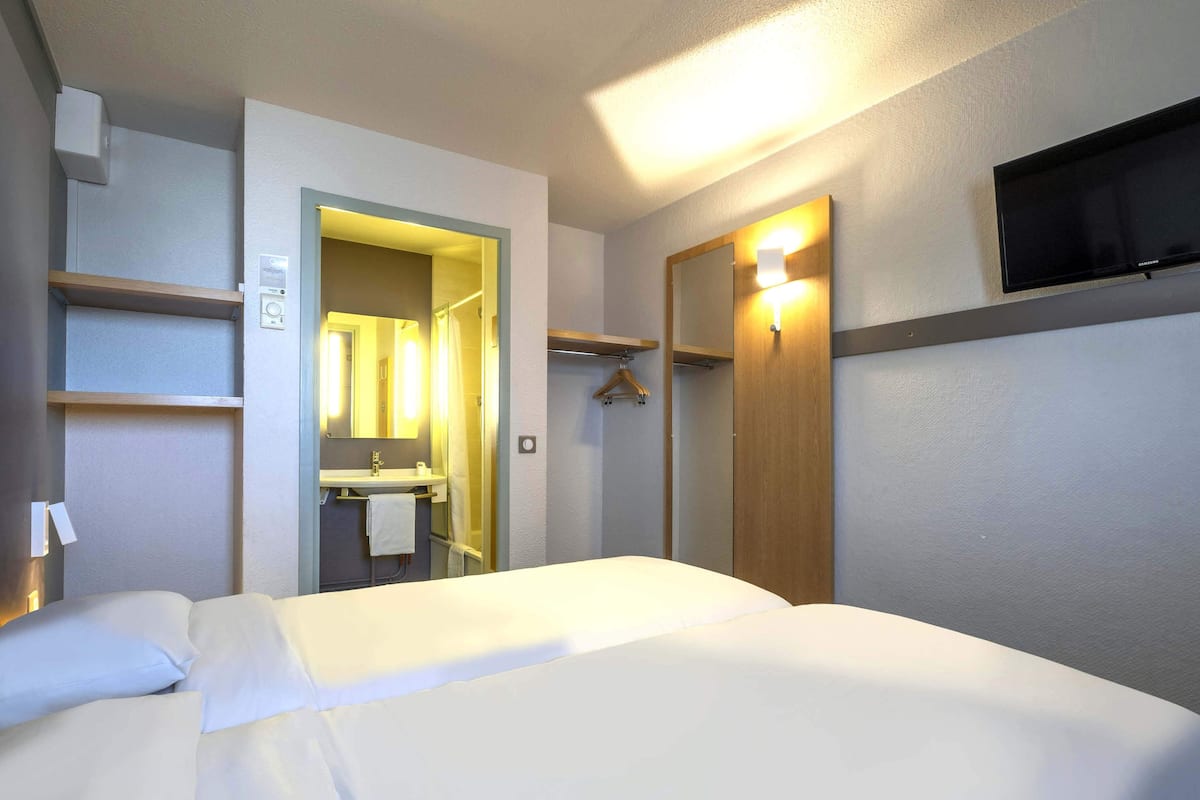 Twin Room, Non Smoking | Meja, kalis bunyi, Wi-fi percuma, cadar katil