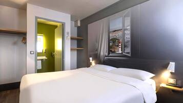 Escrivaninha, quartos à prova de som, Wi-Fi de cortesia, roupa de cama