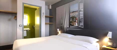 Desk, soundproofing, free WiFi, bed sheets