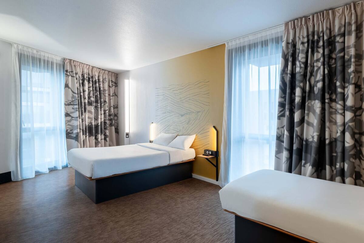 Triple Room, Accessible, Non Smoking | Desk, soundproofing, cribs (free), WiFi (free)