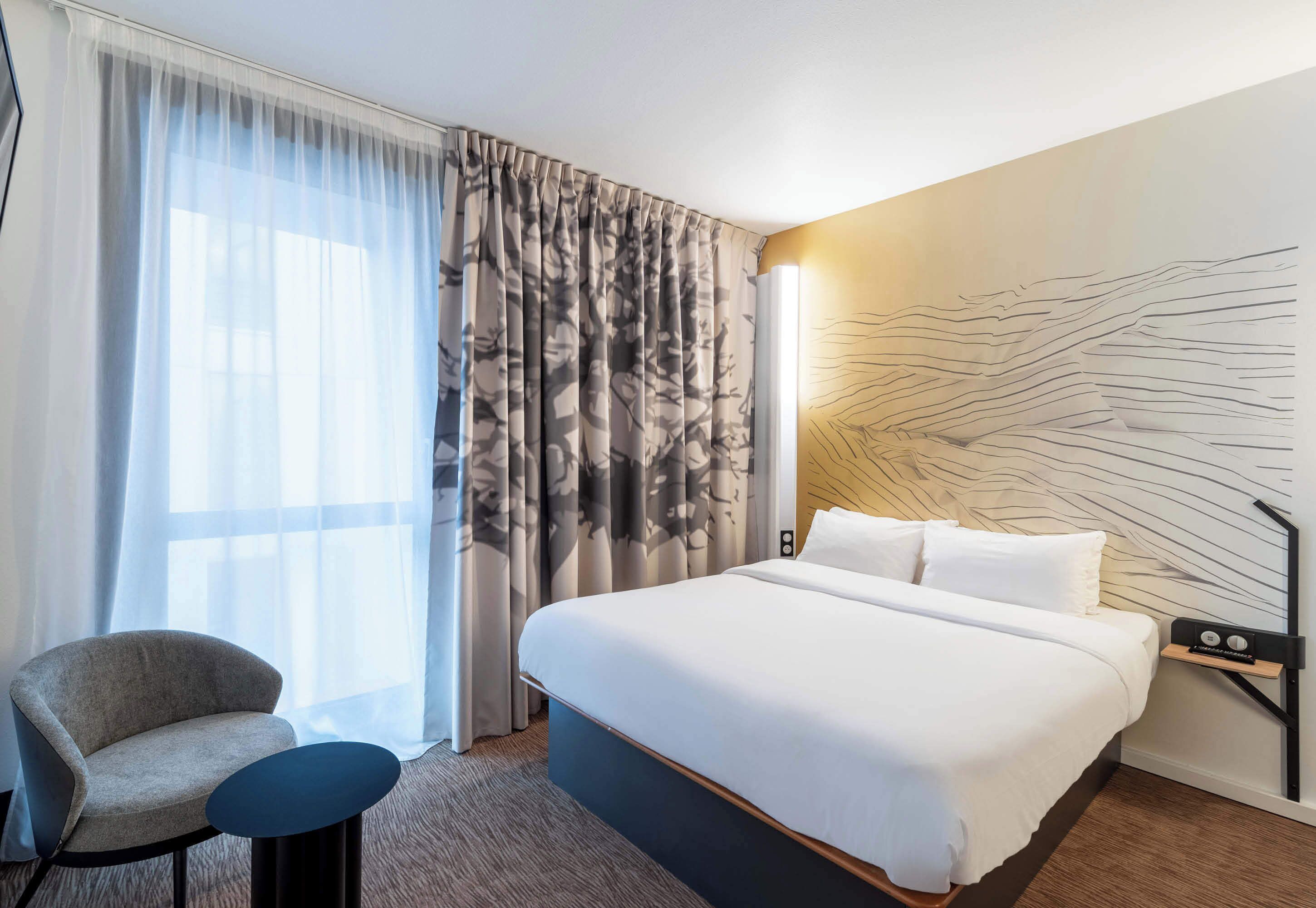 1 bedroom, desk, soundproofing, free cots/infant beds