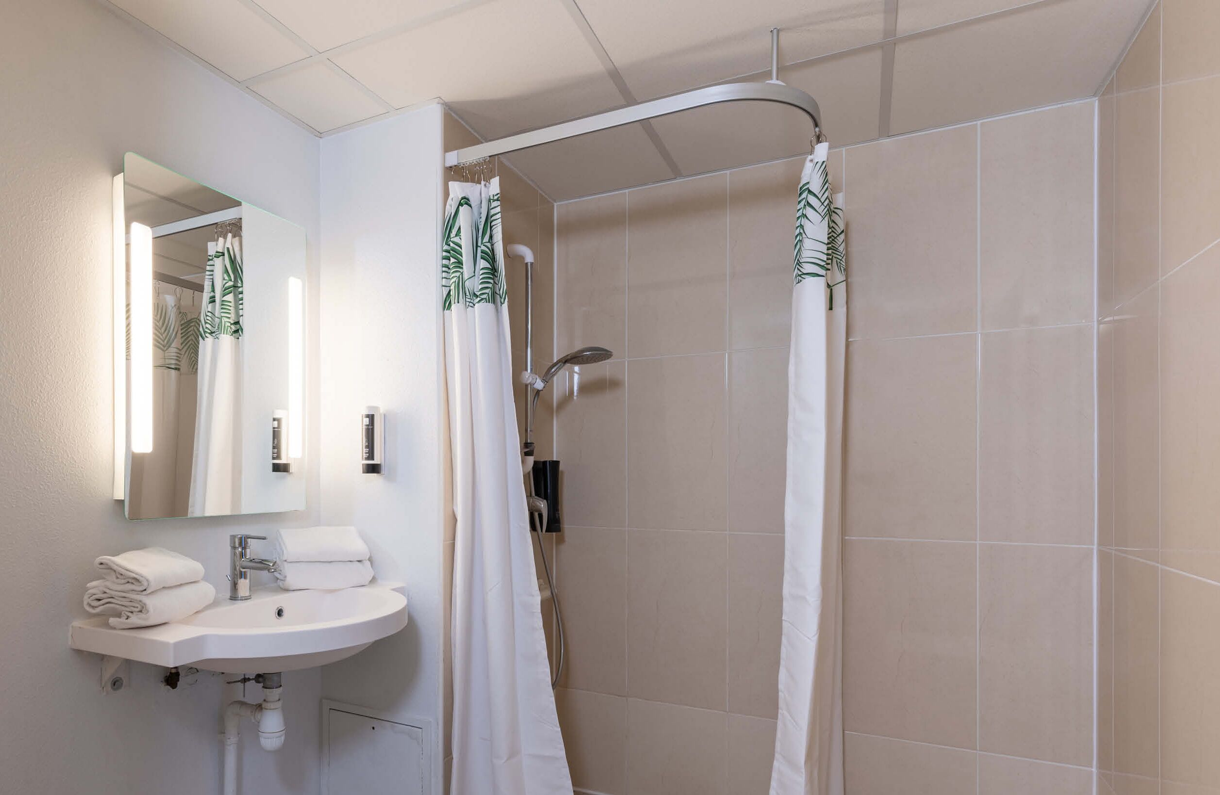 triple room, mobility accessible, non smoking | bathroom | shower, towels, soap, shampoo