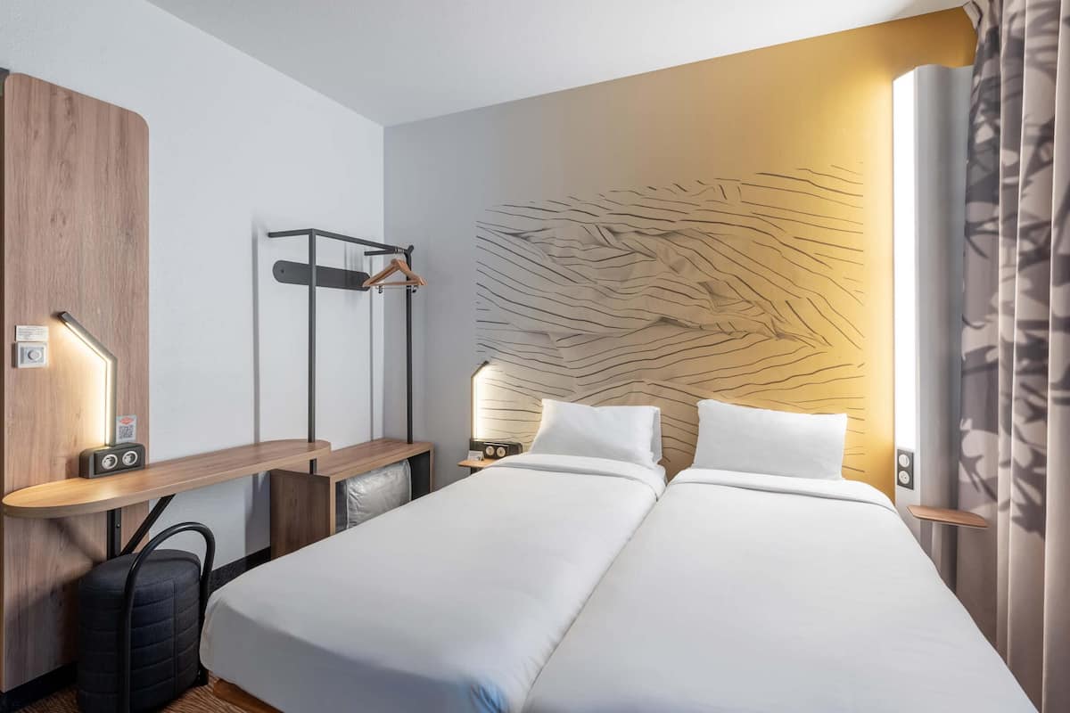 Twin Room, Non Smoking | Desk, soundproofing, cribs (free), WiFi (free)