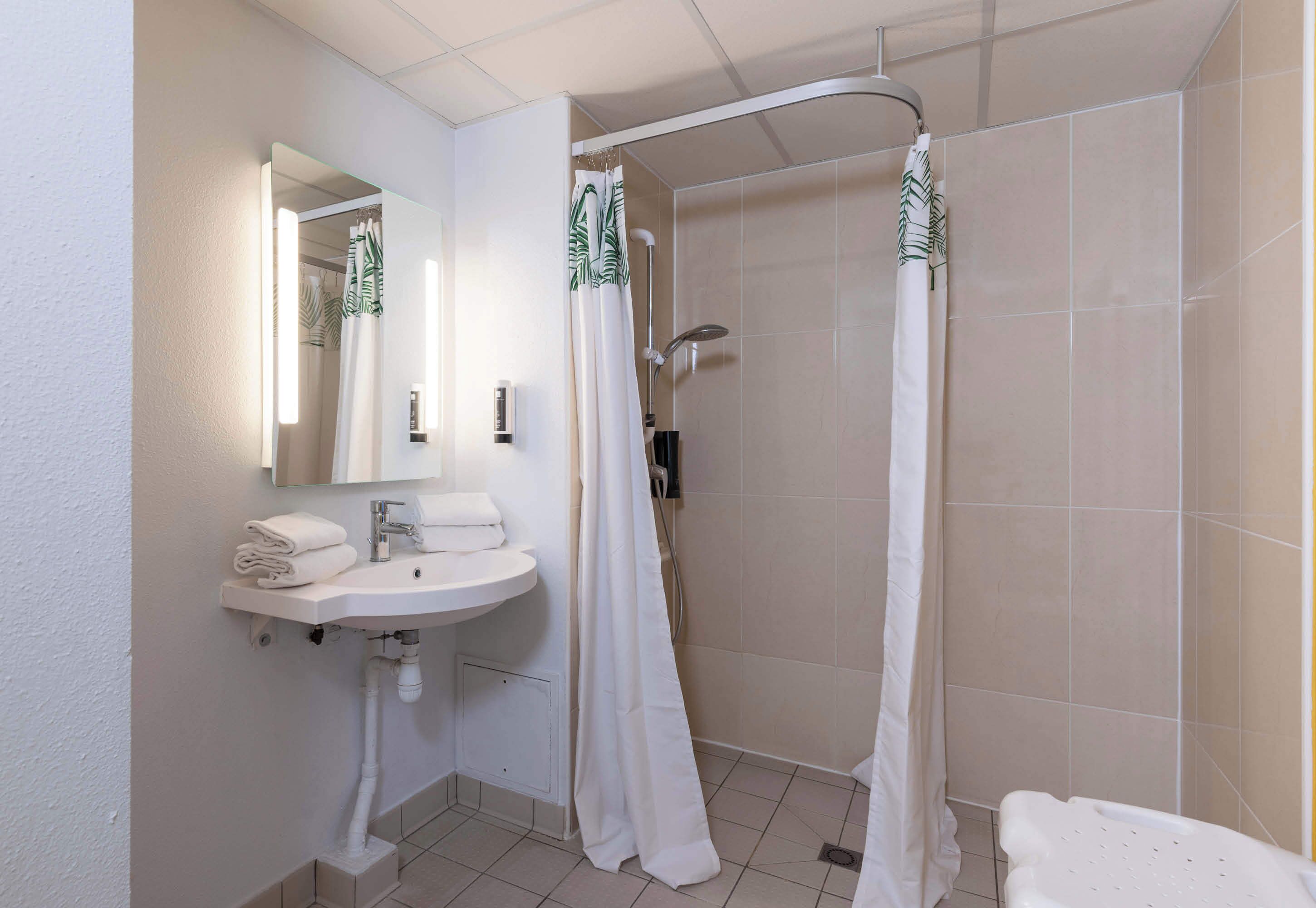 triple room, mobility accessible, non smoking | bathroom | shower, towels, soap, shampoo