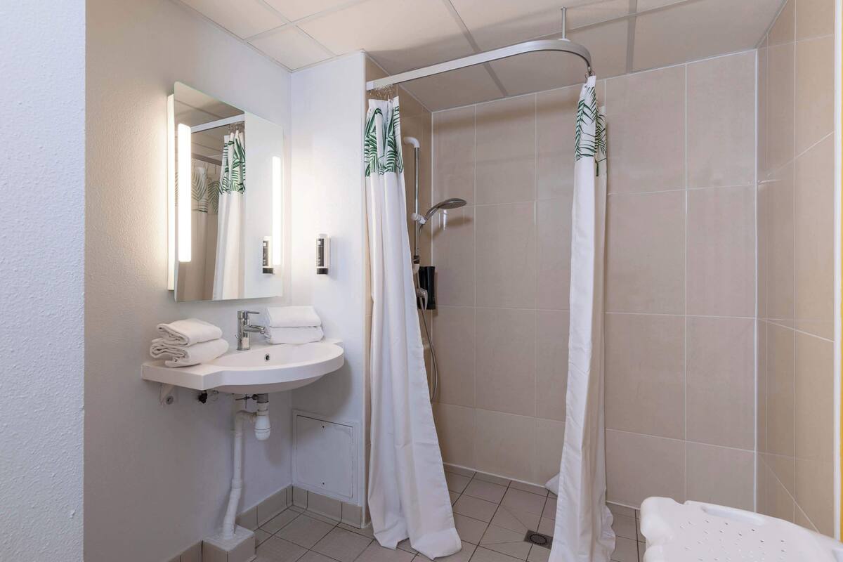triple room, mobility accessible, non smoking | bathroom | shower, towels, soap, shampoo
