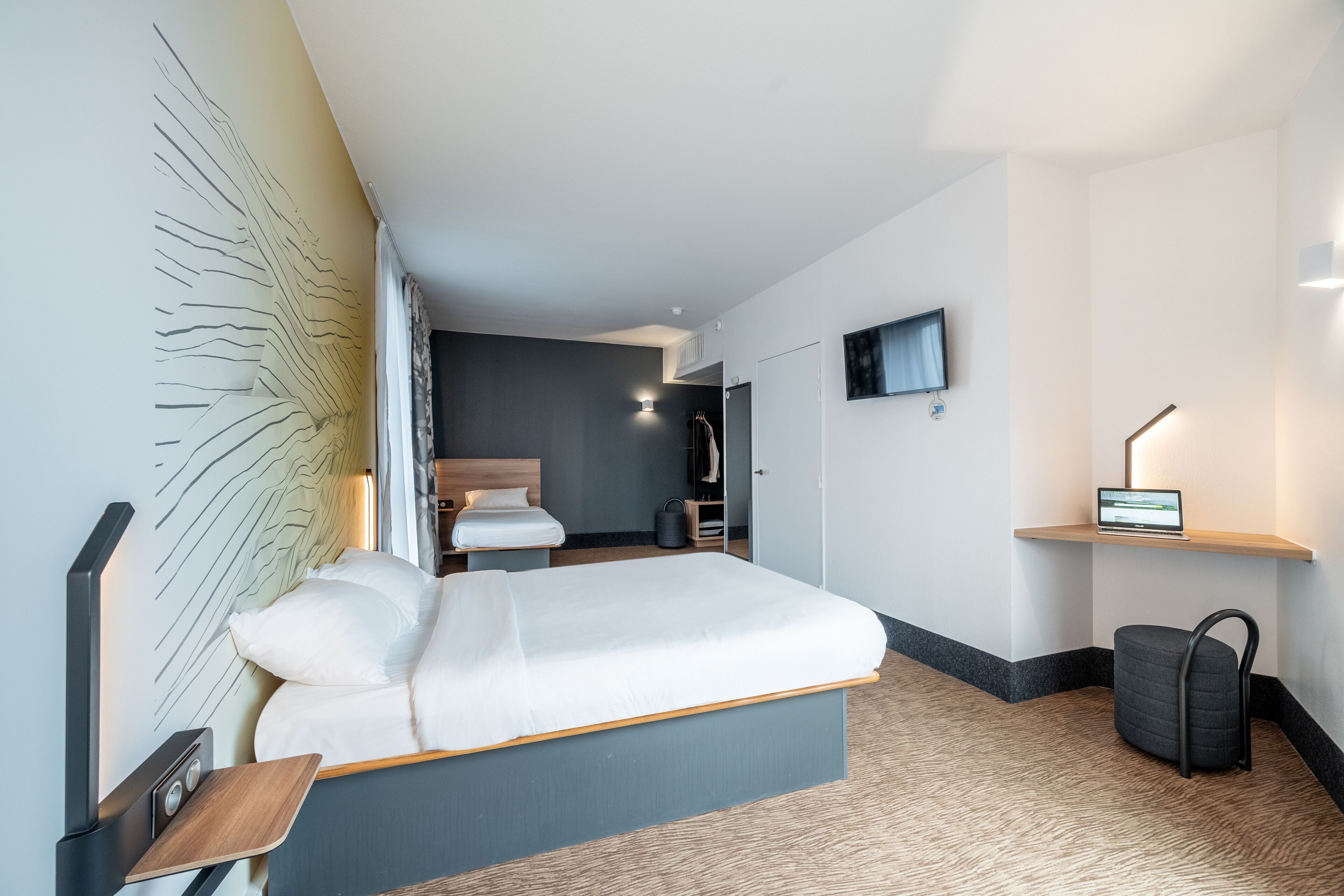 Desk, soundproofing, free cribs/infant beds, free WiFi