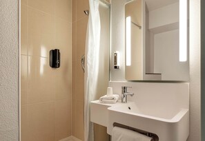 Shower, towels - B&B HOTEL LILLE Tourcoing Centre (Tourcoing)