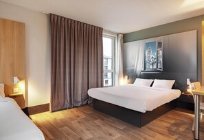 Driepersoonskamer, niet-roken | Luxe beddengoed, geluiddichte muren, gratis wifi, beddengoed