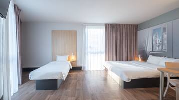Driepersoonskamer, niet-roken | Luxe beddengoed, geluiddichte muren, gratis wifi, beddengoed