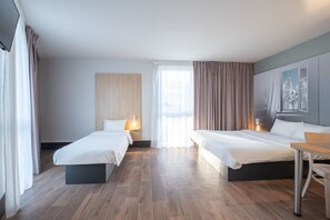 Quarto triplo, para não fumantes | Roupas de cama premium, quartos à prova de som, Wi-Fi de cortesia