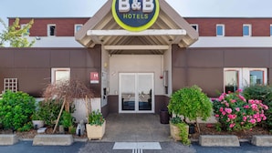 Les hôtels B&B se distinguent par leur façade reconnaissable, une enseigne bien visible, une entrée abritée et des espaces verts bien entretenus.