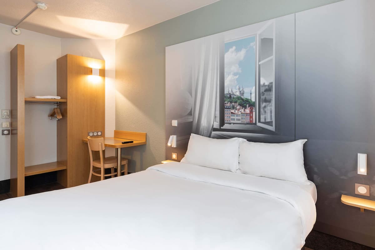 premium bedding, desk, soundproofing, free wifi