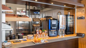Un bar pour prendre le petit-déjeuner, équipé d’une machine à café, d’un grille-pain et d’un réfrigérateur.