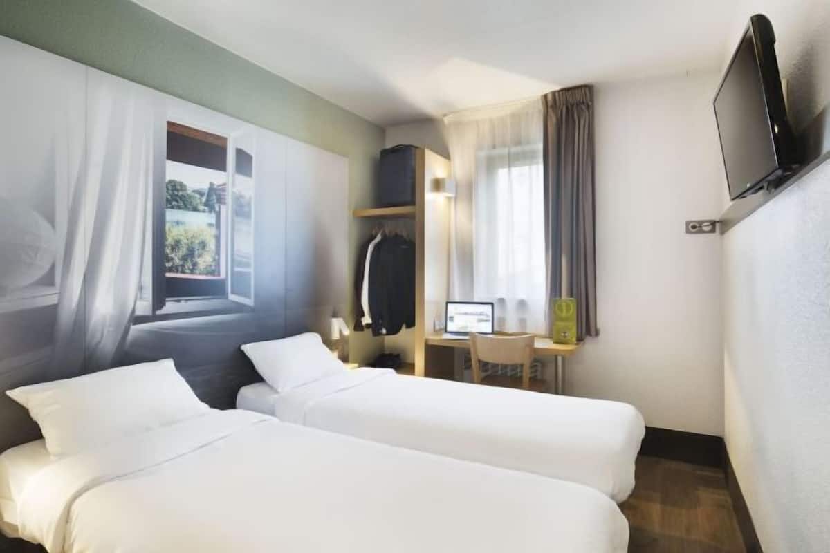 Premium bedding, desk, soundproofing, free WiFi