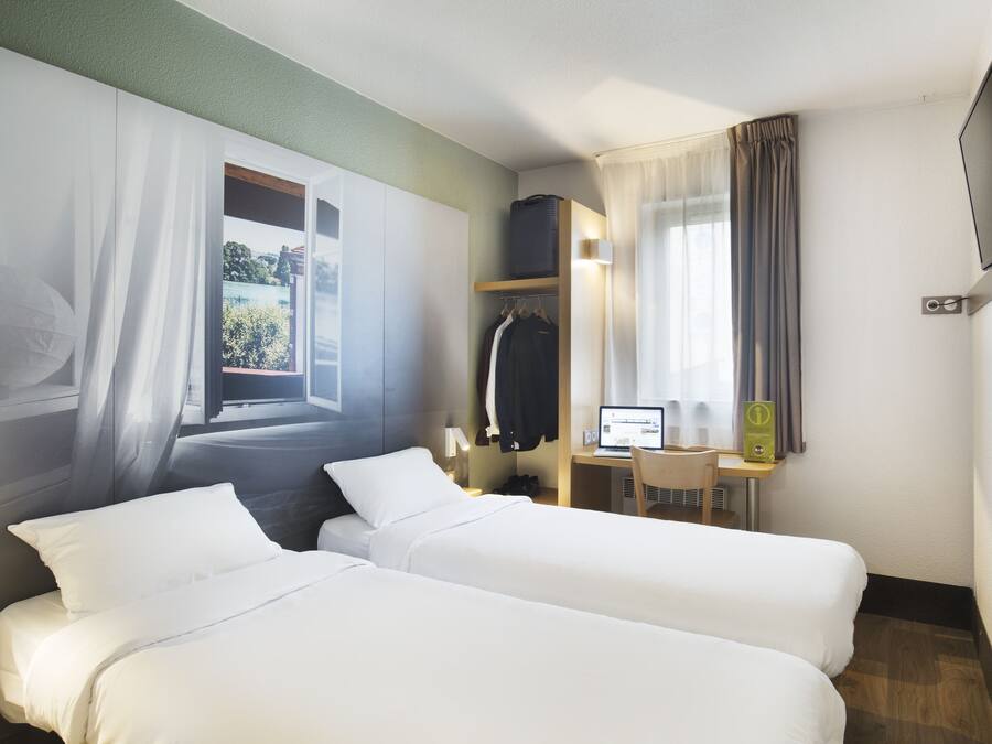 Kamar Twin, Bebas Asap Rokok | Seprai premium, meja kerja, kedap suara, dan Wi-Fi gratis