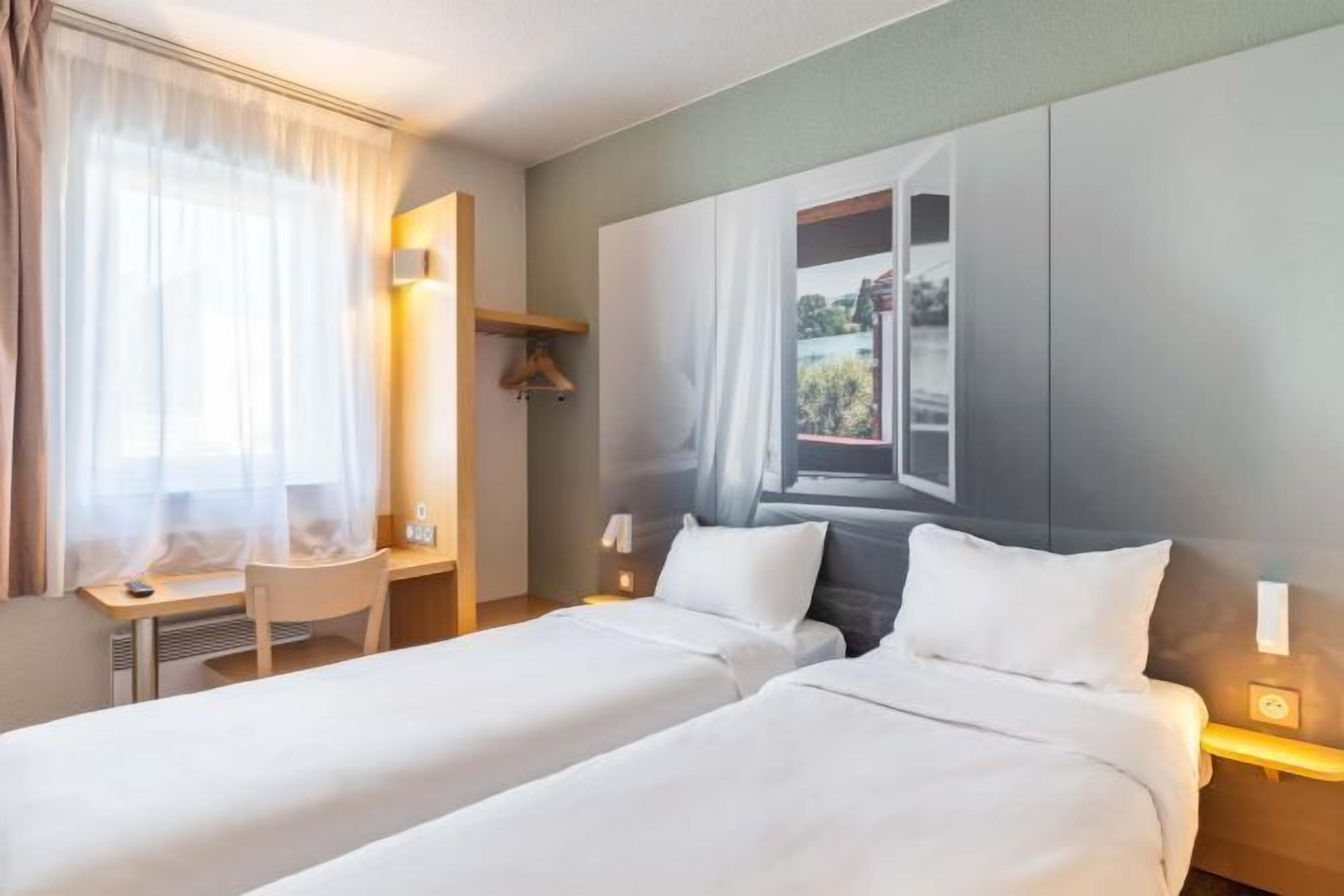 Premium bedding, desk, soundproofing, free WiFi