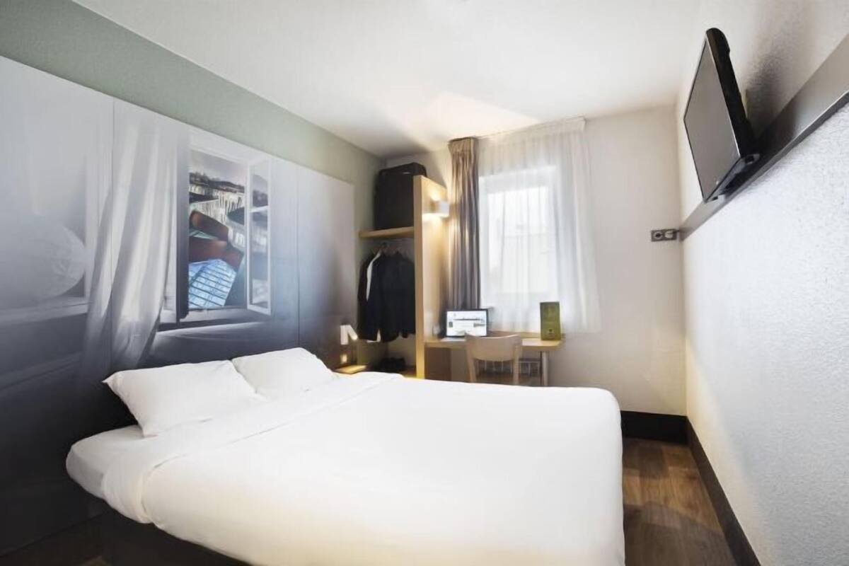 Premium bedding, desk, soundproofing, free WiFi