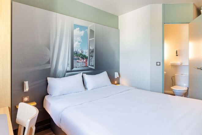 Premium bedding, desk, soundproofing, free WiFi