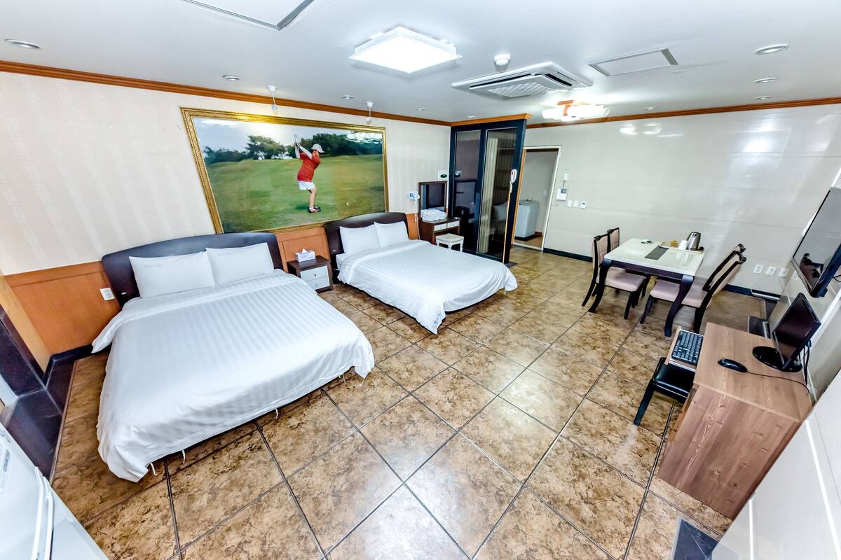 Deluxe-Dreibettzimmer, 4 Schlafzimmer, Nichtraucher | 1 Schlafzimmer, hochwertige Bettwaren, Schreibtisch