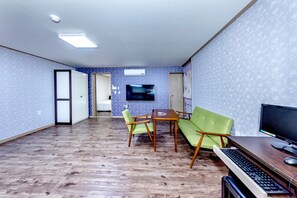 Family Twin Room, 2 Bedrooms, Non Smoking | Hallway