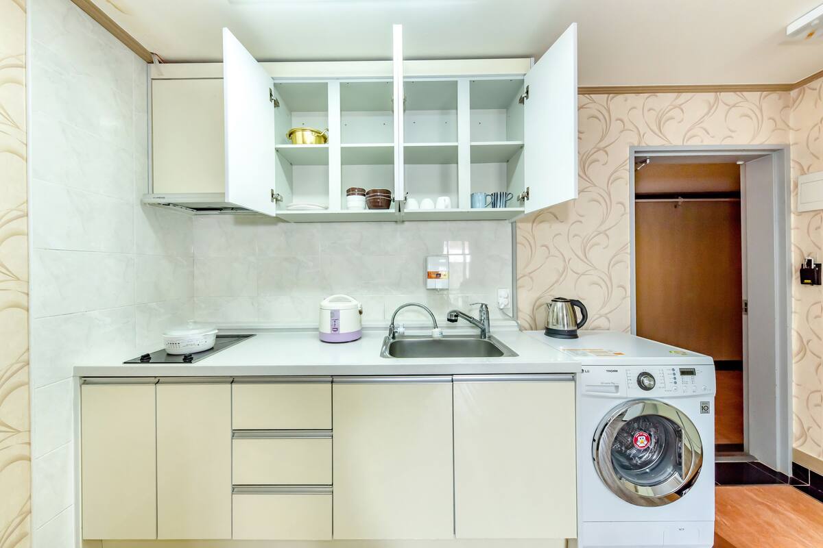 Kühlschrank, Wasserkocher, Kochgeschirr/Geschirr/Besteck