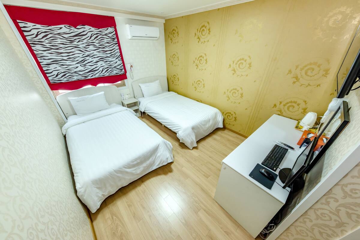 Standard-Zweibettzimmer | 1 Schlafzimmer, hochwertige Bettwaren, Schreibtisch