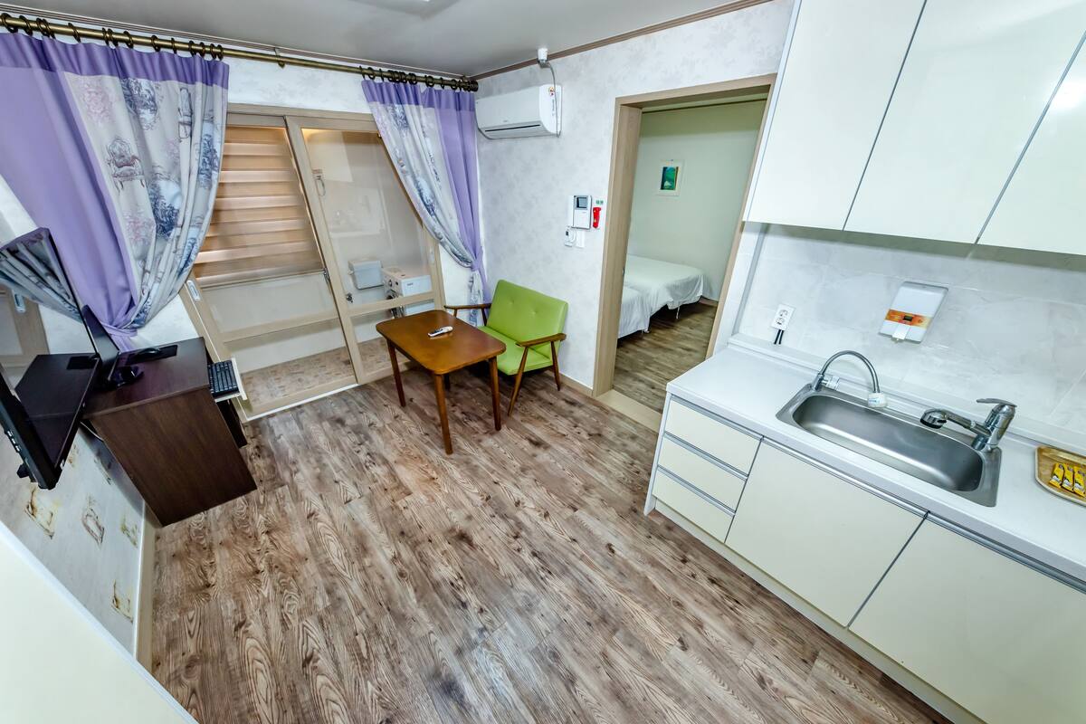 1 Schlafzimmer, hochwertige Bettwaren, Schreibtisch