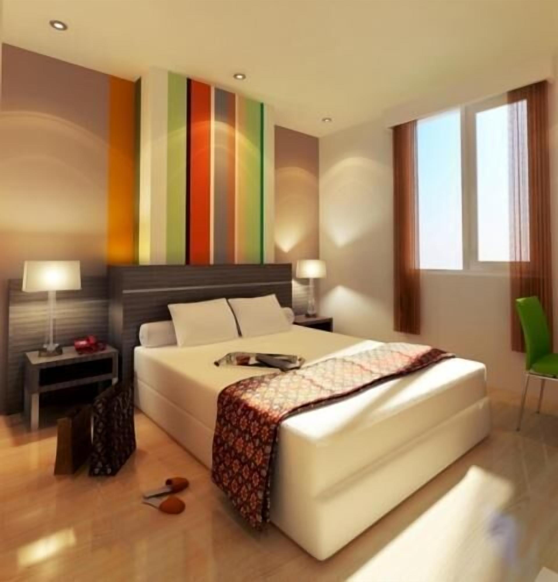 Premium bedding, desk, blackout curtains, rollaway beds