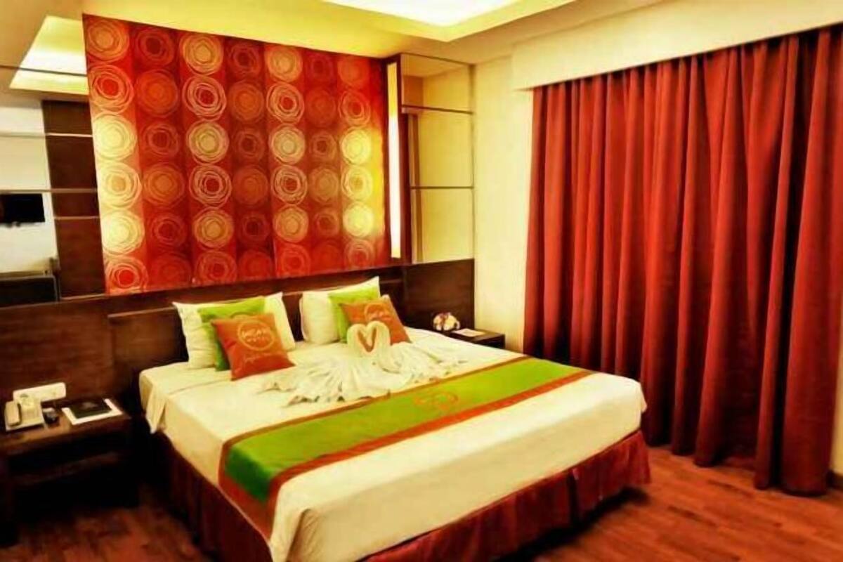 Premium bedding, desk, blackout drapes, rollaway beds