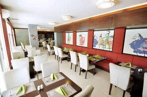 Breakfast, lunch and dinner served - Pose in Solo by Wstay (Surakarta)