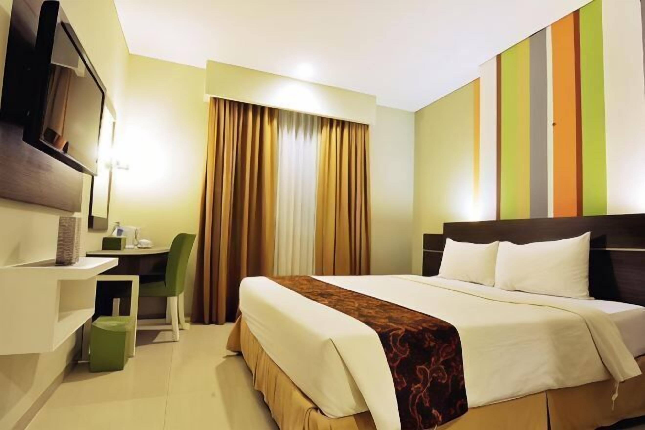 Premium bedding, desk, blackout drapes, rollaway beds