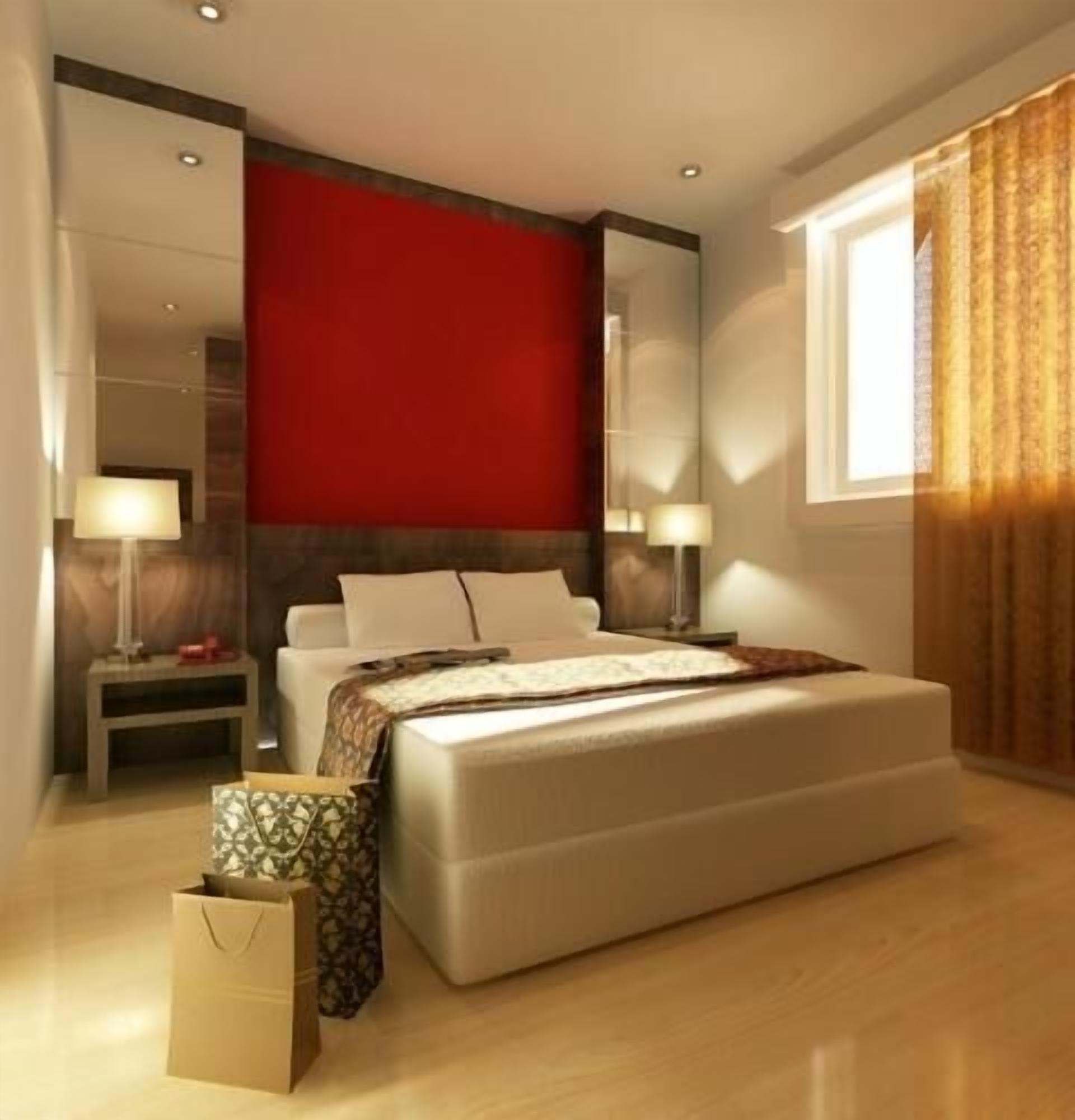 Seprai premium, meja kerja, dan tirai kedap cahaya