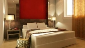 Un dormitorio moderno con una cama grande, mesitas de noche y una ventana con cortinas.