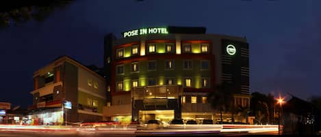 Depan hartanah - siang/malam