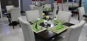 Melayani sarapan dan makan siang dengan sajian masakan internasional