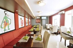 Breakfast, lunch and dinner served - Pose in Solo by Wstay (Surakarta)