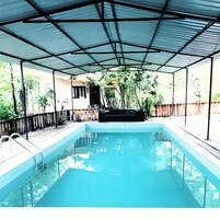 Una piscina al aire libre