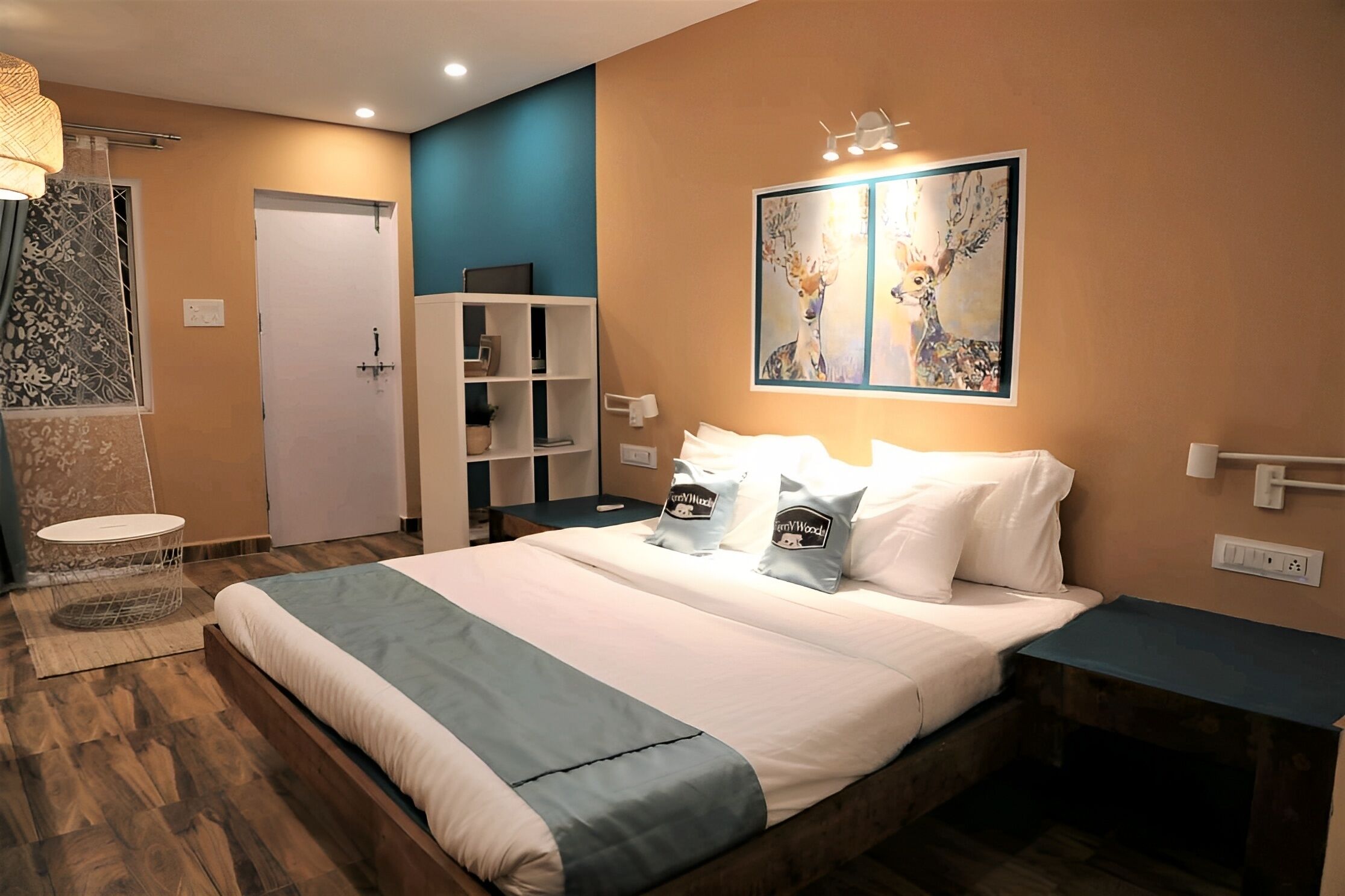 Suite estudio | Escritorio, sistema de insonorización, ropa de cama