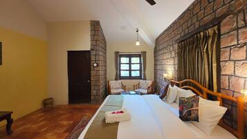 Premium bedding, desk, rollaway beds, bed sheets