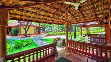 Deluxe Cottage | Terrace/patio