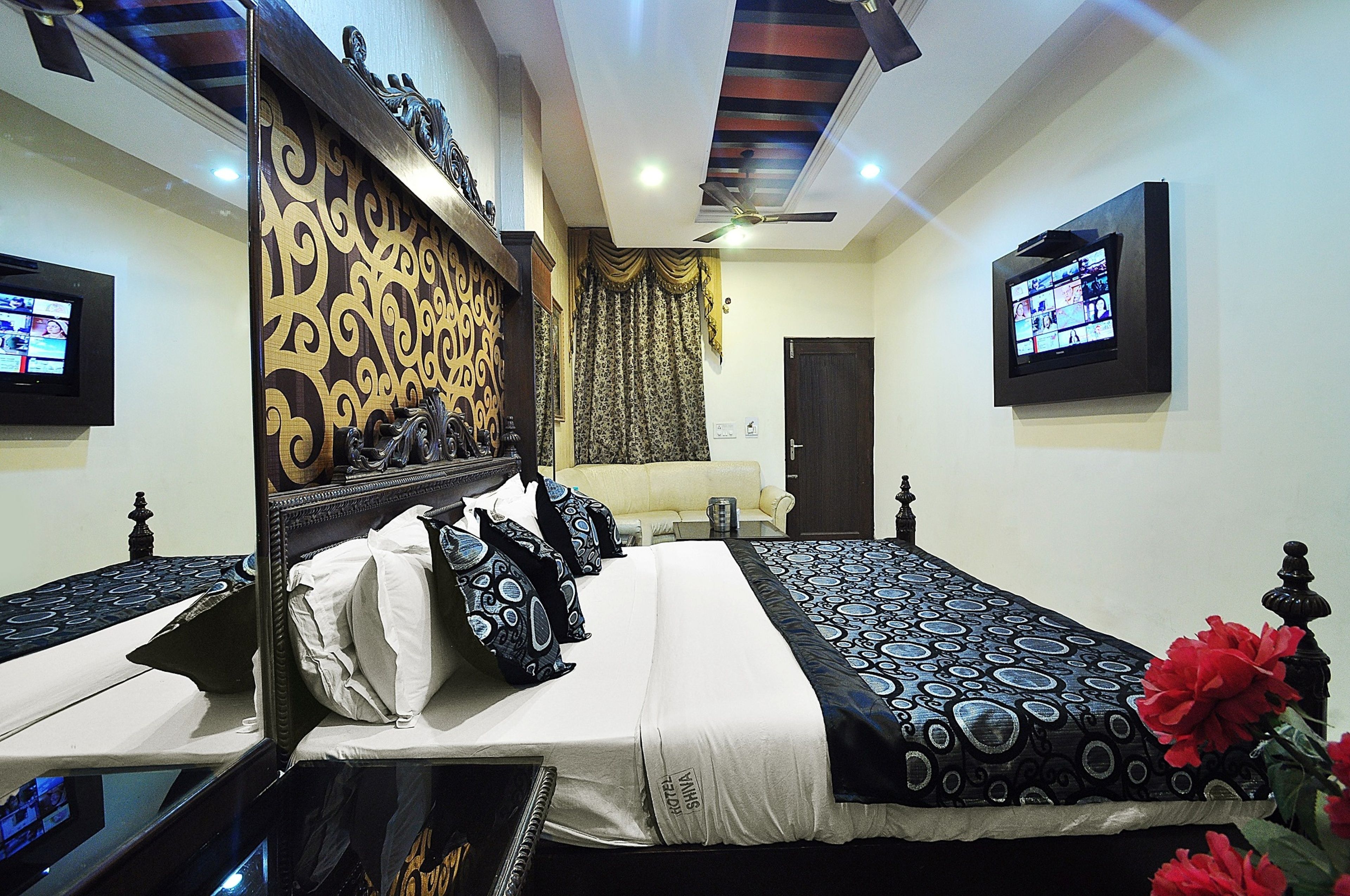 أغطية فراش متميزة وخزنة داخل الغرفة ومكتب وواي فاي مجانًا