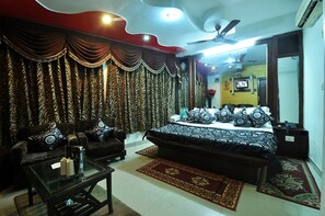 Deluxe Double Room, 1 King Bed, Non Smoking, City View | Premium bedding, minibar, in-room safe, desk - Hotel Roma DX (New Delhi)