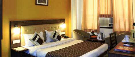 Habitación doble Deluxe, 1 cama matrimonial, para no fumadores, vista a la ciudad | Ropa de cama de alta calidad y artículos del minibar gratis