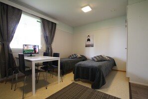 Habitación con 2 camas individuales, baño compartido | Ropa de cama de alta calidad y tabla de planchar con plancha 