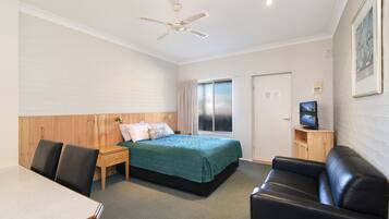 Deluxe Room | Iron/ironing board, free WiFi, bed sheets